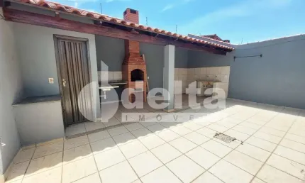 Casa residencial disponível para venda no bairro Segismundo Pereira em Uberlândia-MG