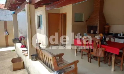 Casa residencial disponível para venda no bairro Granada em Uberlândia-MG