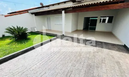 Casa disponível para venda 3 Suítes, Cozinha Gourmet no bairro Jardim Botânico em Uberlândia-MG