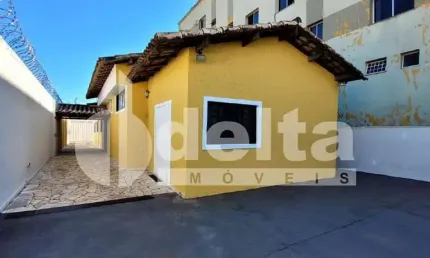 Casa residencial disponível para venda no bairro Saraiva em Uberlândia-MG.