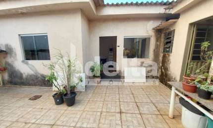 Casa residencial disponível para venda no bairro Brasil em Uberlândia-MG