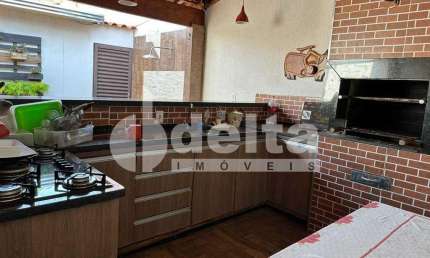 Casa residencial disponível para locação e venda no bairro Tibery em Uberlândia-MG