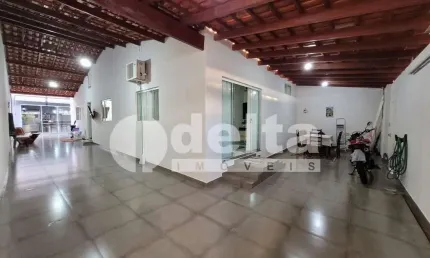 Casa residencial disponível para venda no bairro Jardim América II em Uberlândia-MG