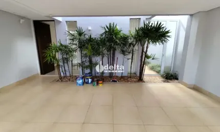 Casa residencial disponível para locação e venda no bairro Segismundo Pereira em Uberlândia-MG
