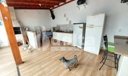 Casa residencial disponível para venda no bairro Jardim Brasília em Uberlândia-MG