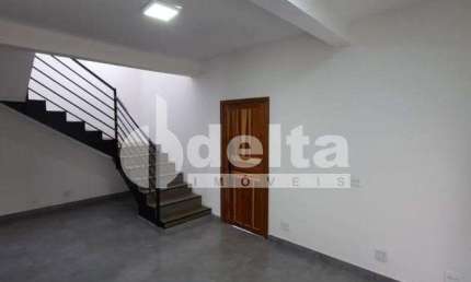 Casa residencial disponível para venda no bairro Custódio Pereira em Uberlândia-MG