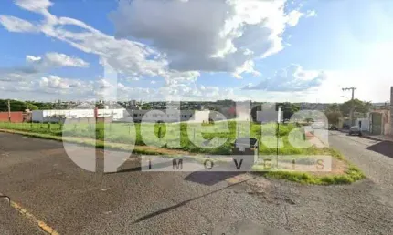 Terreno disponível 420 m² para venda no bairro Osvaldo Rezende em Uberlândia-MG