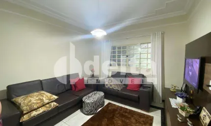 Casa residencial disponível para venda no bairro Alto Umuarama em Uberlândia-MG