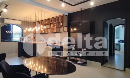 Casa residencial disponível para venda no bairro Tabajaras em Uberlândia-MG