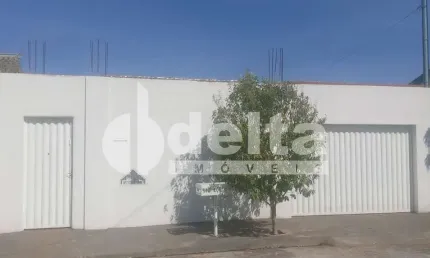 Casa residencial disponível para venda no bairro Jardim Holanda em Uberlândia - MG.