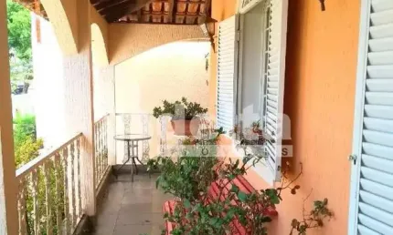 Casa residencial disponível para venda no bairro Lídice em Uberlândia-MG