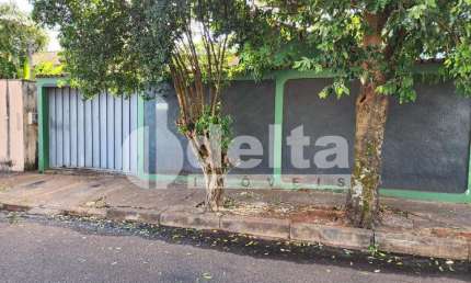 Casa residencial disponível para venda no bairro Laranjeiras em Uberlândia-MG