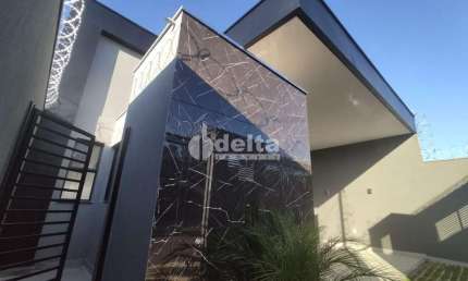 Casa residencial disponível para locação e venda no bairro Portal do Vale em Uberlândia-MG.
