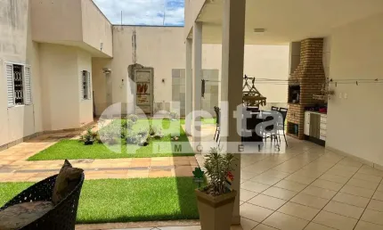 Casa residencial disponível para venda no bairro Chácaras Tubalina E Quartel em Uberlândia-MG.
