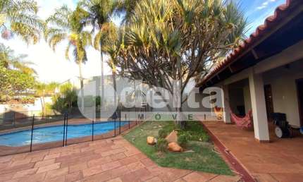 Casa residencial disponível para venda no bairro Jardim Karaíba em Uberlândia-MG