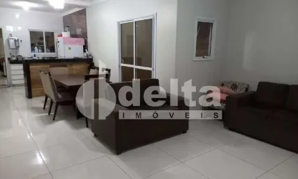 Casa residencial disponível para venda no bairro Jardim Holanda em Uberlândia - MG.