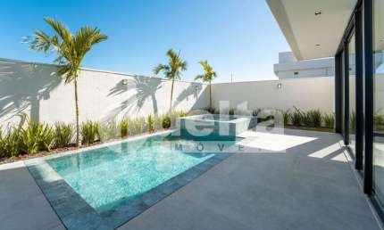 Casa no condomínio Jardim Versailles disponível para venda em Uberlândia-MG