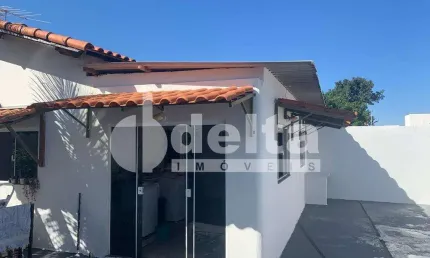 Casa residencial disponível para venda no bairro Shopping Park em Uberlândia-MG.