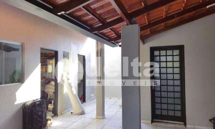 Casa residencial disponível para venda no bairro Alto Umuarama em Uberlândia-MG