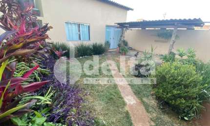 Casa residencial disponível para venda no bairro Jardim Holanda em Uberlândia - MG.