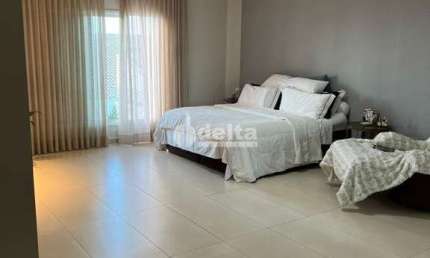 Casa residencial disponível para venda no bairro Alto Umuarama em Uberlândia-MG