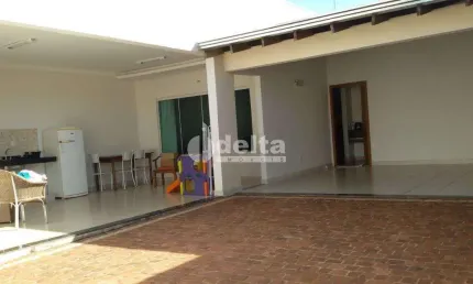Casa residencial disponível para locação e venda no bairro Nova Uberlândia em Uberlândia-MG