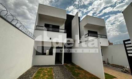 Casa residencial disponível para venda no bairro Alto Umuarama em Uberlândia-MG