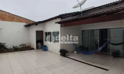 Casa com 3 quartos à venda no Jardim Europa, Uberlândia 