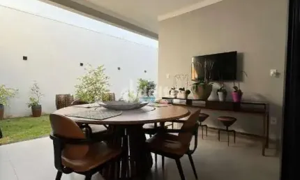 Casa residencial disponível para venda no bairro Alto Umuarama em Uberlândia-MG