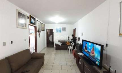Casa residencial disponível para venda no bairro Laranjeiras em Uberlândia-MG