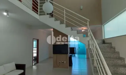 Casa no condomínio Royal Park disponível para venda em Uberlândia-MG