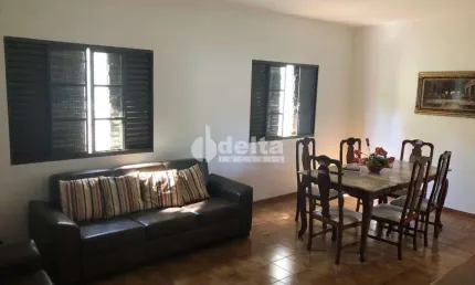Casa residencial disponível para venda no bairro Centro em Uberlândia-MG
