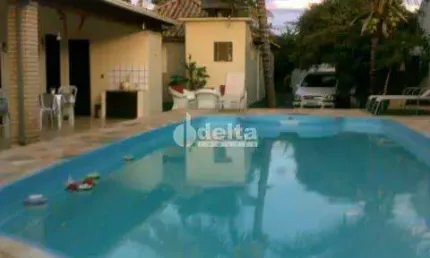 Casa residencial disponível para venda no bairro Presidente Roosevelt em Uberlândia-MG