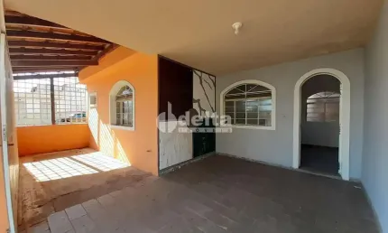 Casa disponível para venda no bairro Daniel Fonseca em Uberlândia-MG