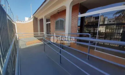 Casa comercial disponível para locação e venda no bairro Nossa Senhora Aparecida em Uberlândia-MG