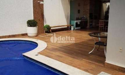 Casa residencial disponível para venda no bairro Jardim Inconfidência em Uberlândia-MG
