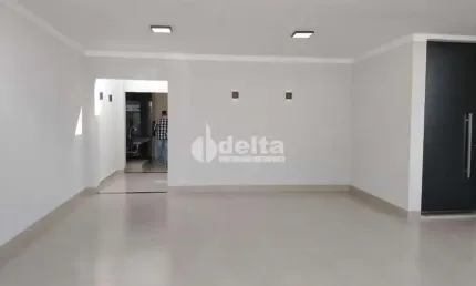 Casa residencial disponível para venda no bairro Granada em Uberlândia-MG