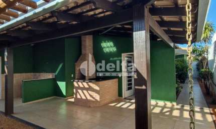 Casa no condomínio Royal Park disponível para venda em Uberlândia-MG