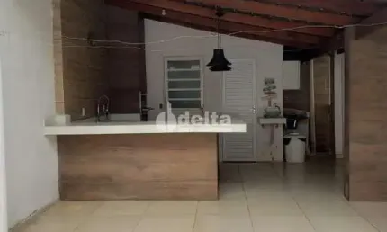 Casa residencial disponível para venda no bairro Laranjeiras em Uberlândia-MG