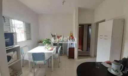 Casa residencial disponível para venda no bairro Alto Umuarama em Uberlândia-MG