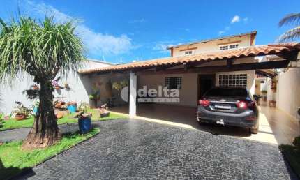 Casa residencial disponível para venda no bairro Alto Umuarama em Uberlândia-MG