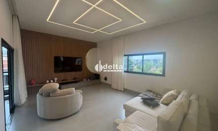 Casa Residencial disponível para locação e venda no bairro Cidade Jardim em Uberlândia-MG