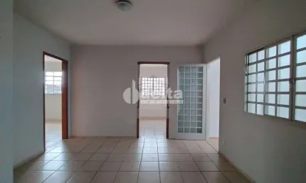 Casa residencial disponível para venda no bairro Nossa Senhora Aparecida em Uberlândia-MG