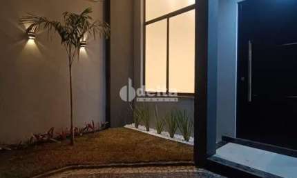 Casa residencial disponível para venda no bairro Bosque dos Buritis em Uberlândia-MG