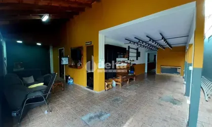 Casa residencial disponível para venda no bairro Granada em Uberlândia-MG