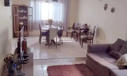 Casa residencial disponível para venda no Bairro Jardim Patrícia em Uberlândia-MG