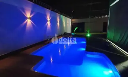 Casa residencial disponível para venda no bairro Jardim Sucupira em Uberlândia - MG.