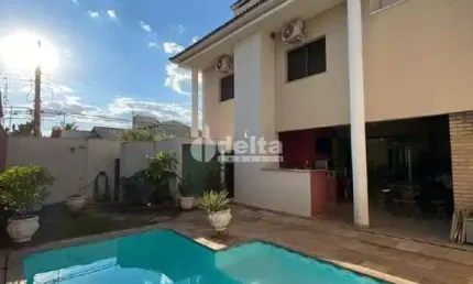Casa residencial disponível para venda no bairro Morada da Colina em Uberlândia-MG.