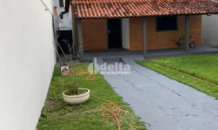 Casa residencial disponível para venda no bairro Jardim Finotti em Uberlândia-MG