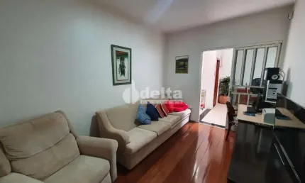 Casa residencial disponível para venda no bairro Nossa Senhora Aparecida em Uberlândia-MG